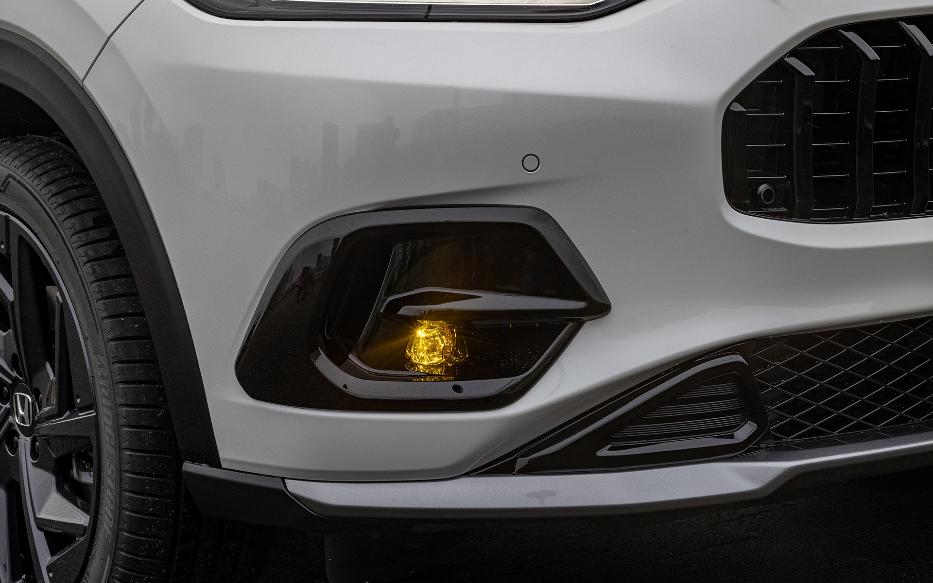 LEDフォグライト。照明色はクリア（色温度5800K）とイエロー（色温度2700K）がある。フォグライトガーニッシュとセットの価格はクリアが6万500円。イエローが6万2700円