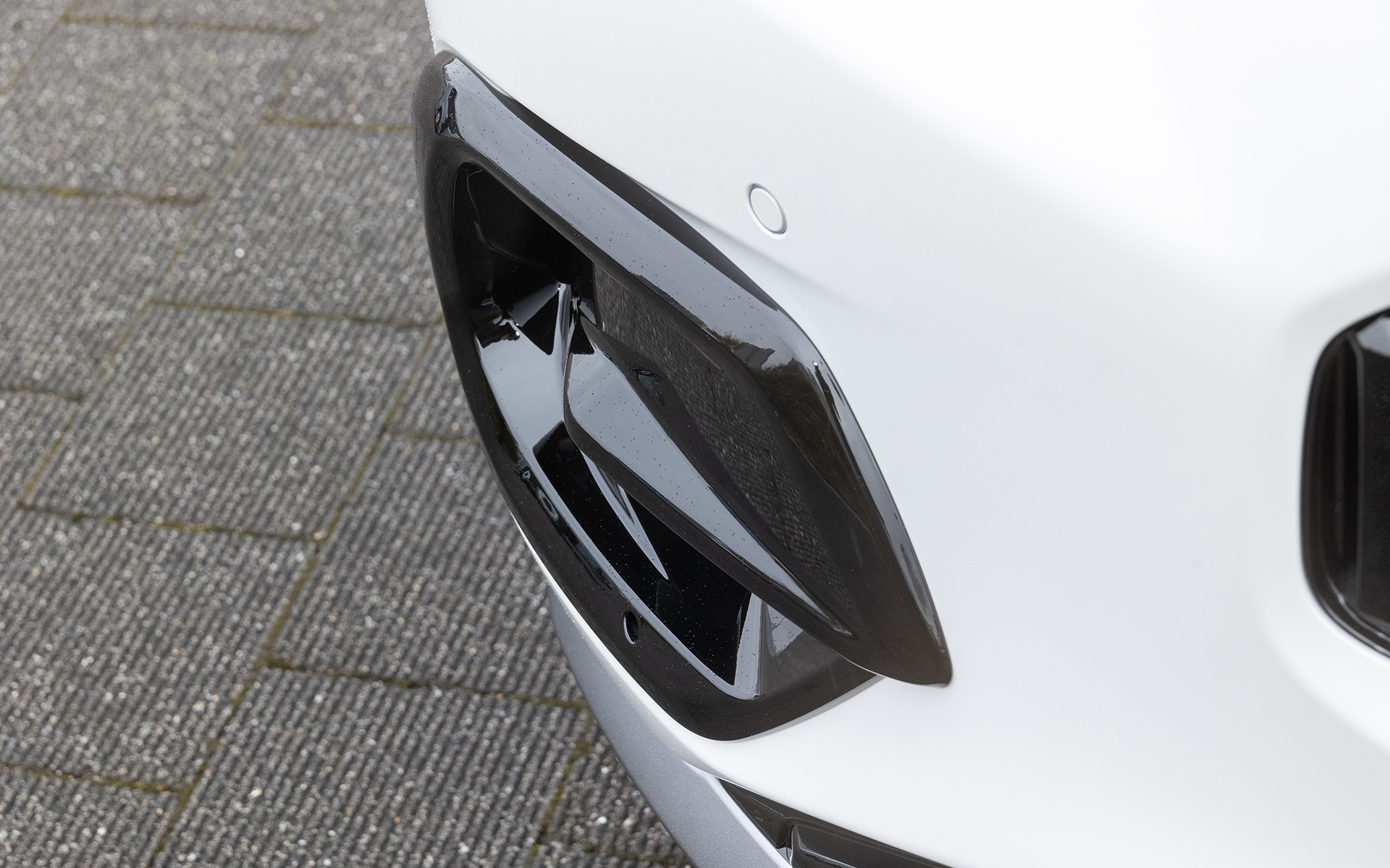 別売りのフォグライトガーニッシュ。単体価格は2万9700円