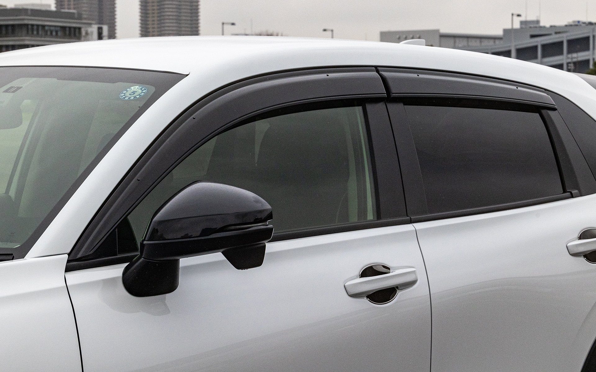 ドアバイザーはフロント、リアともに左右セットで価格2万7500円