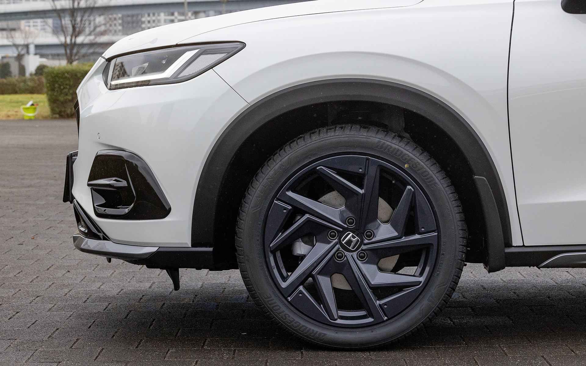 19インチ アルミホイール MG-030。サイズは19×7.5J。ガンパウダーブラック塗装。価格は5万8300円/本。別途、235/45R19 95Wタイヤが必要