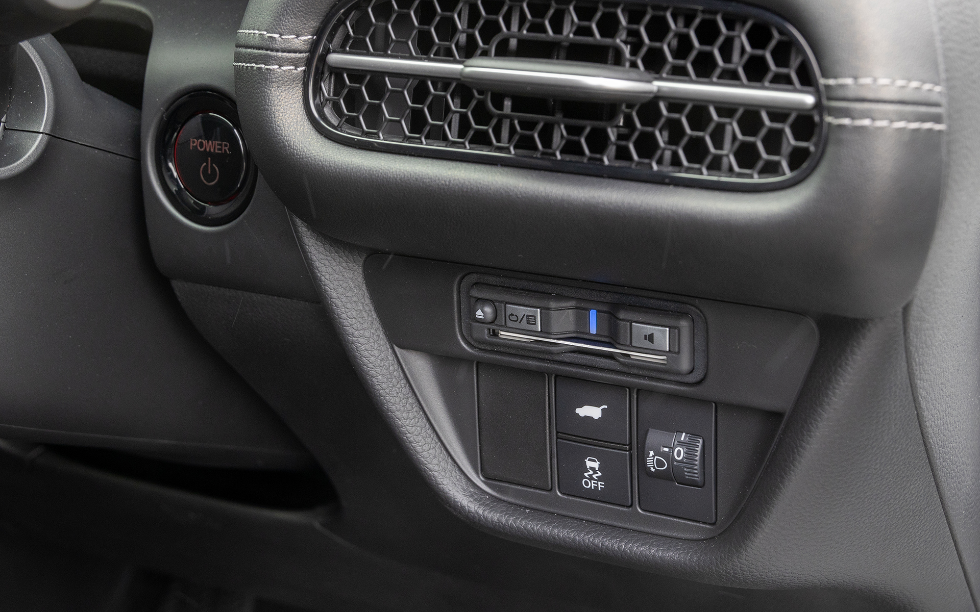 スッキリと取り付けできるETC2.0車載器 ナビ連動タイプ。取り付けアタッチメント込みの価格は2万8600円