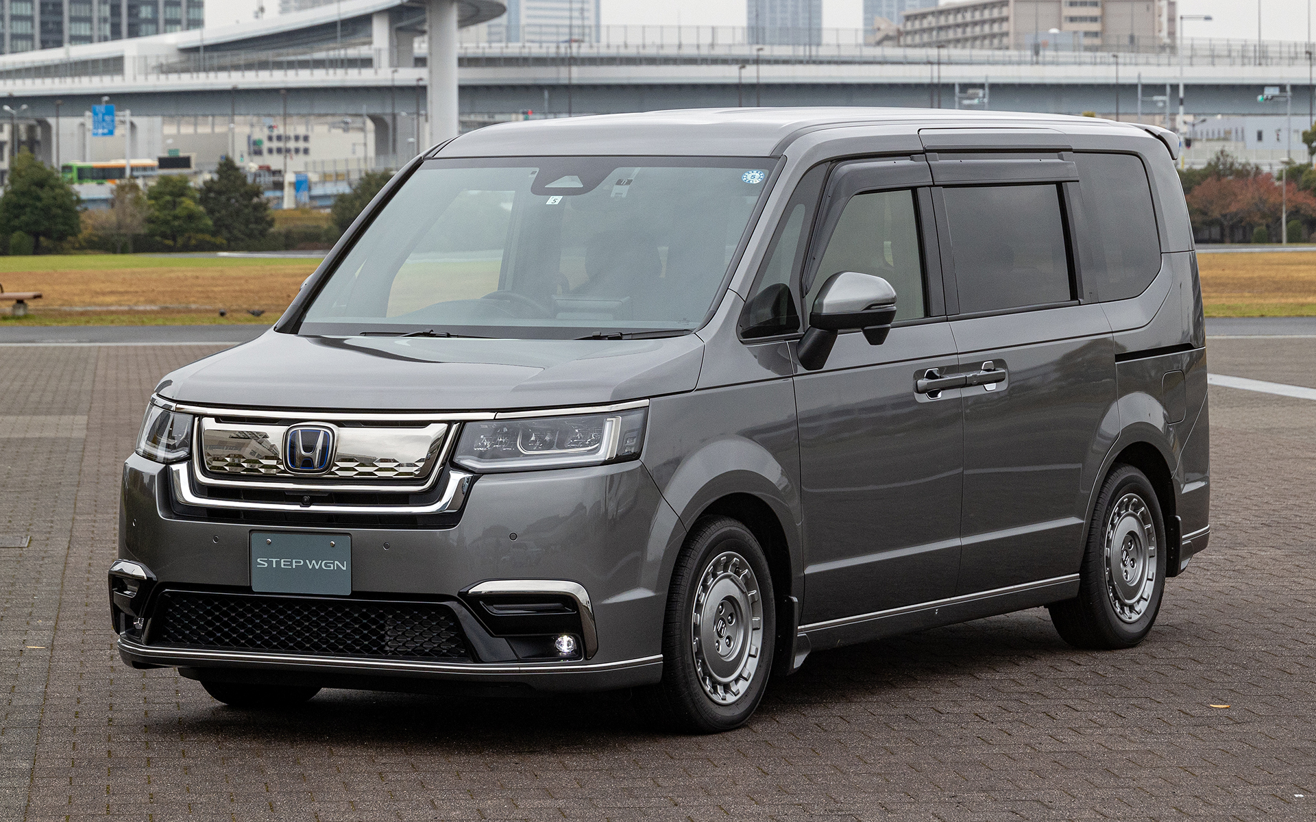 ホンダアクセス製の純正アクセサリーを装着した新型ステップワゴン スパーダ。ボディカラーはスーパープラチナグレー・メタリック