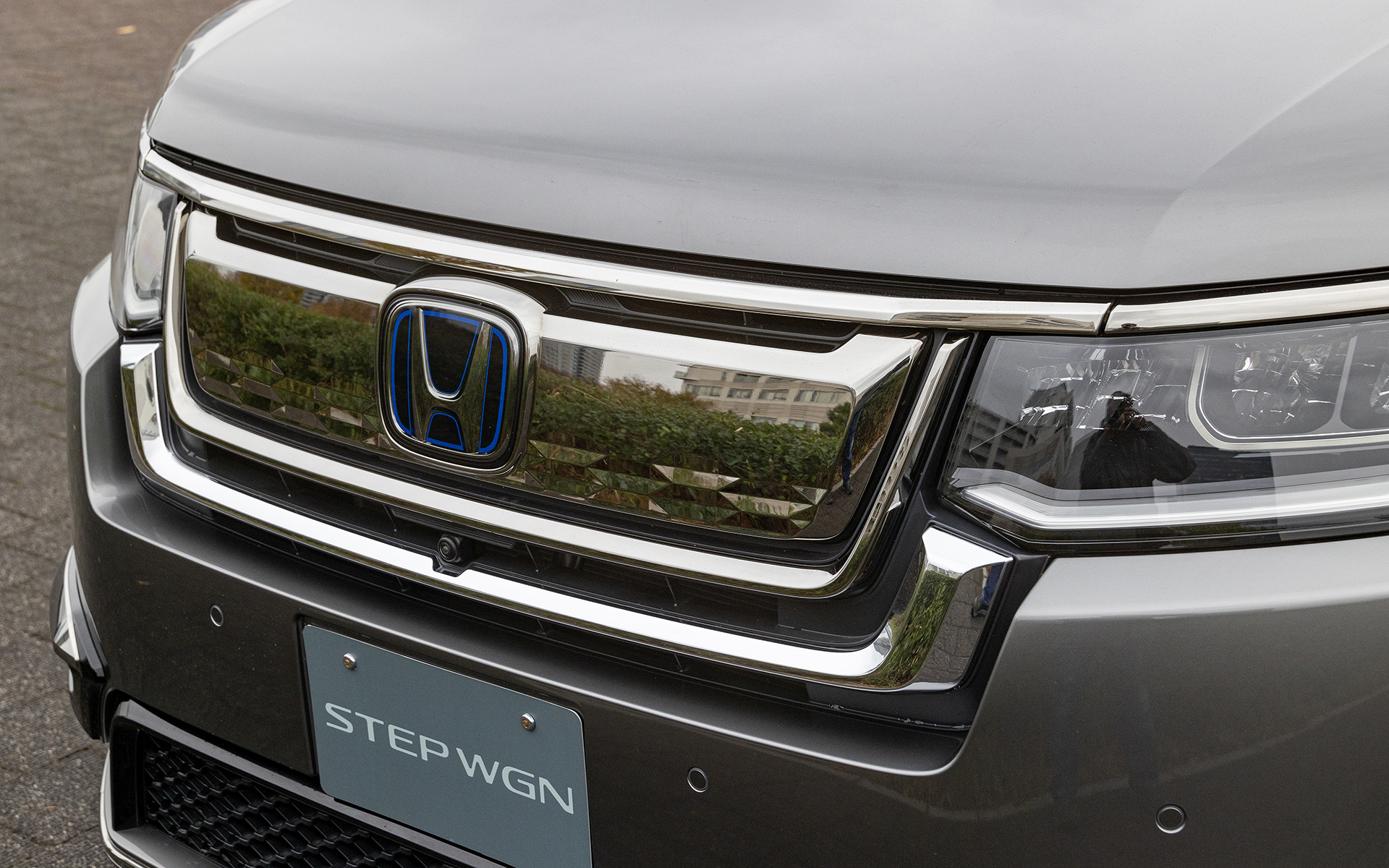 フロントグリル。カラーはダーククロームメッキで価格は5万9400円。ほかにプラチナクロームメッキもあり、こちらは6万3250円