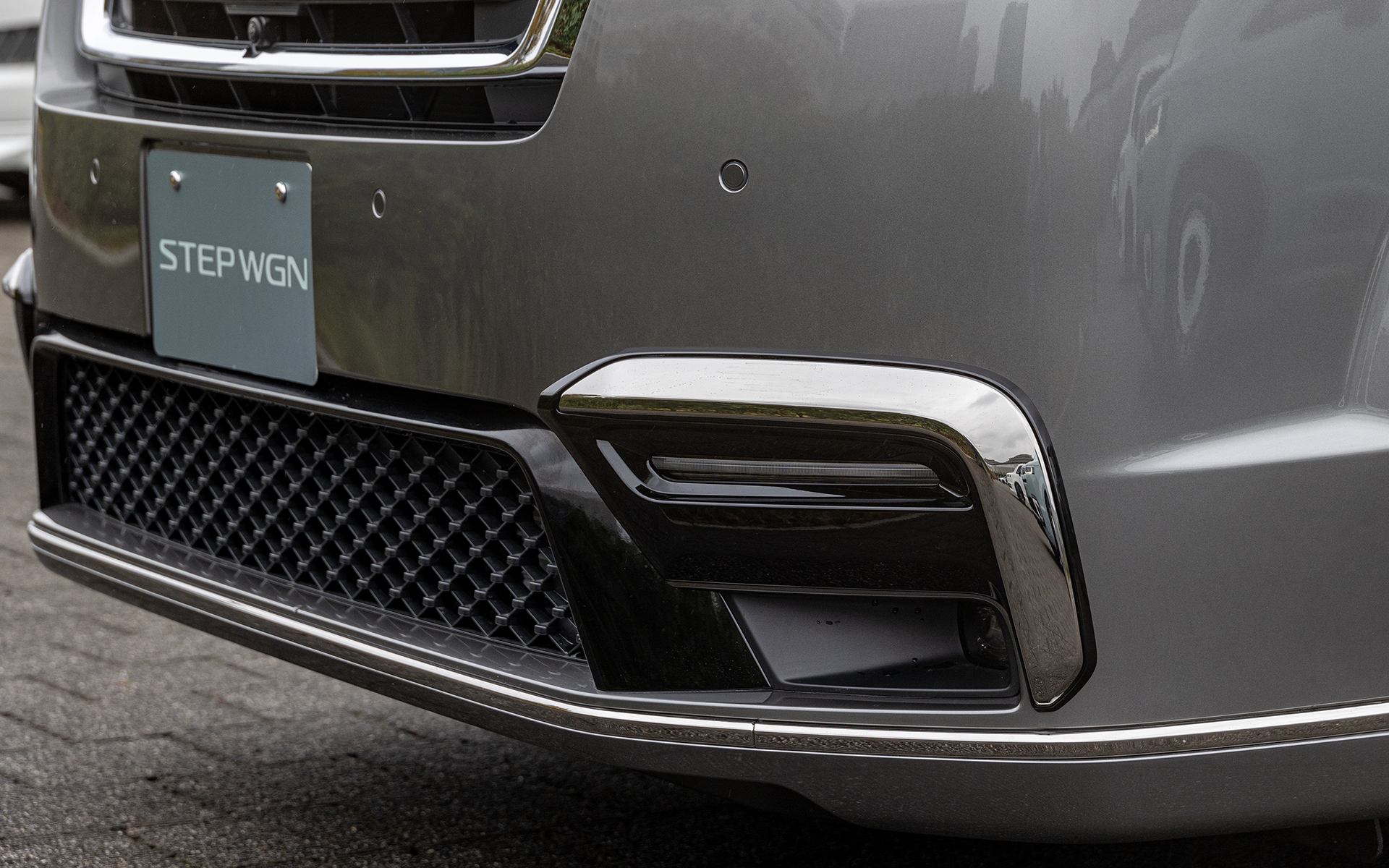 フォグライトガーニッシュ（ホワイト色のLEDビームライト付き）。カラーはダーククロームメッキ。価格は5万6100円。ほか、プラチナクロームメッキも用意され価格は6万3800円