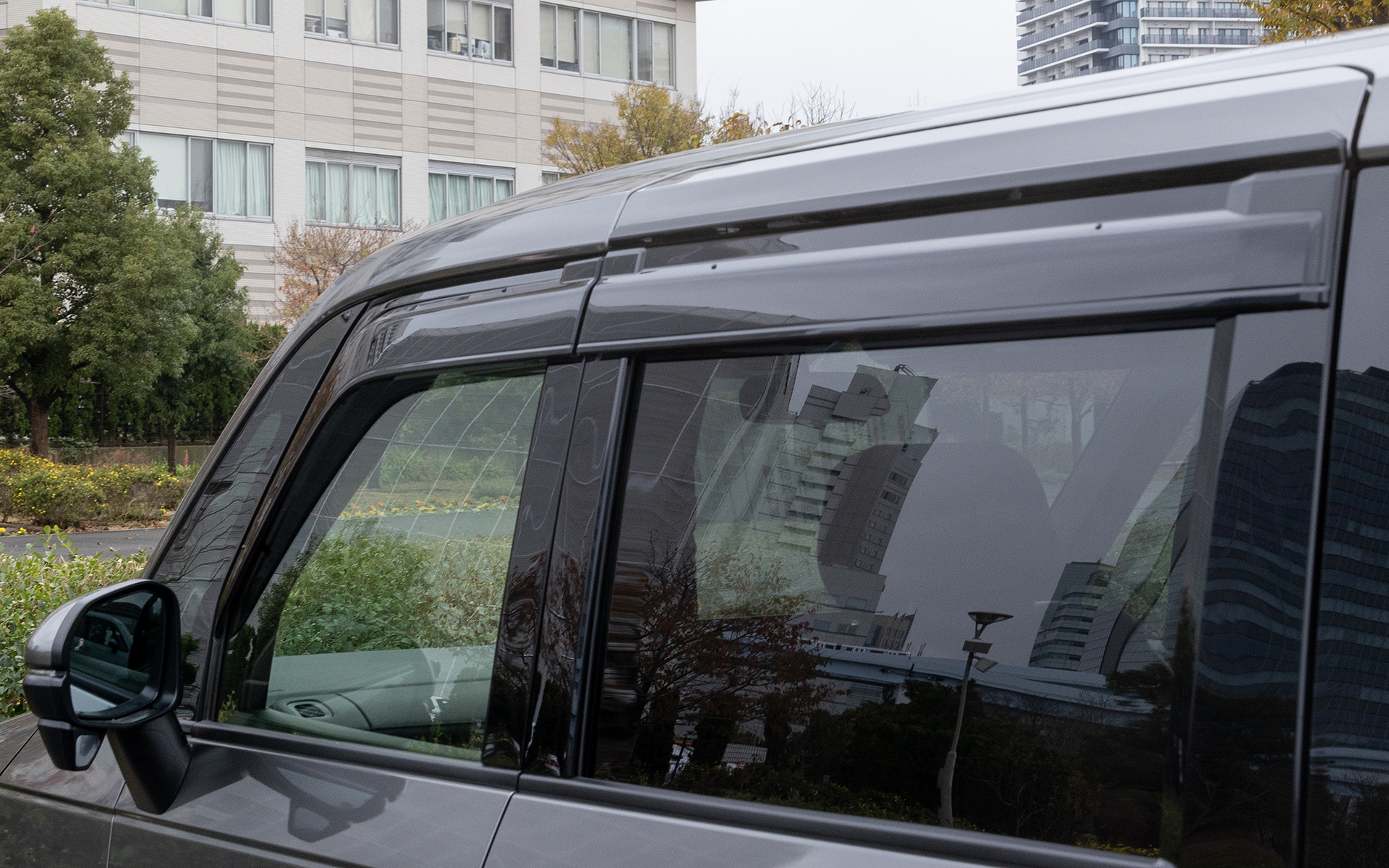 車内休憩時や車中泊時に便利なドアバイザー。フロント、リアセットで価格は2万3100円