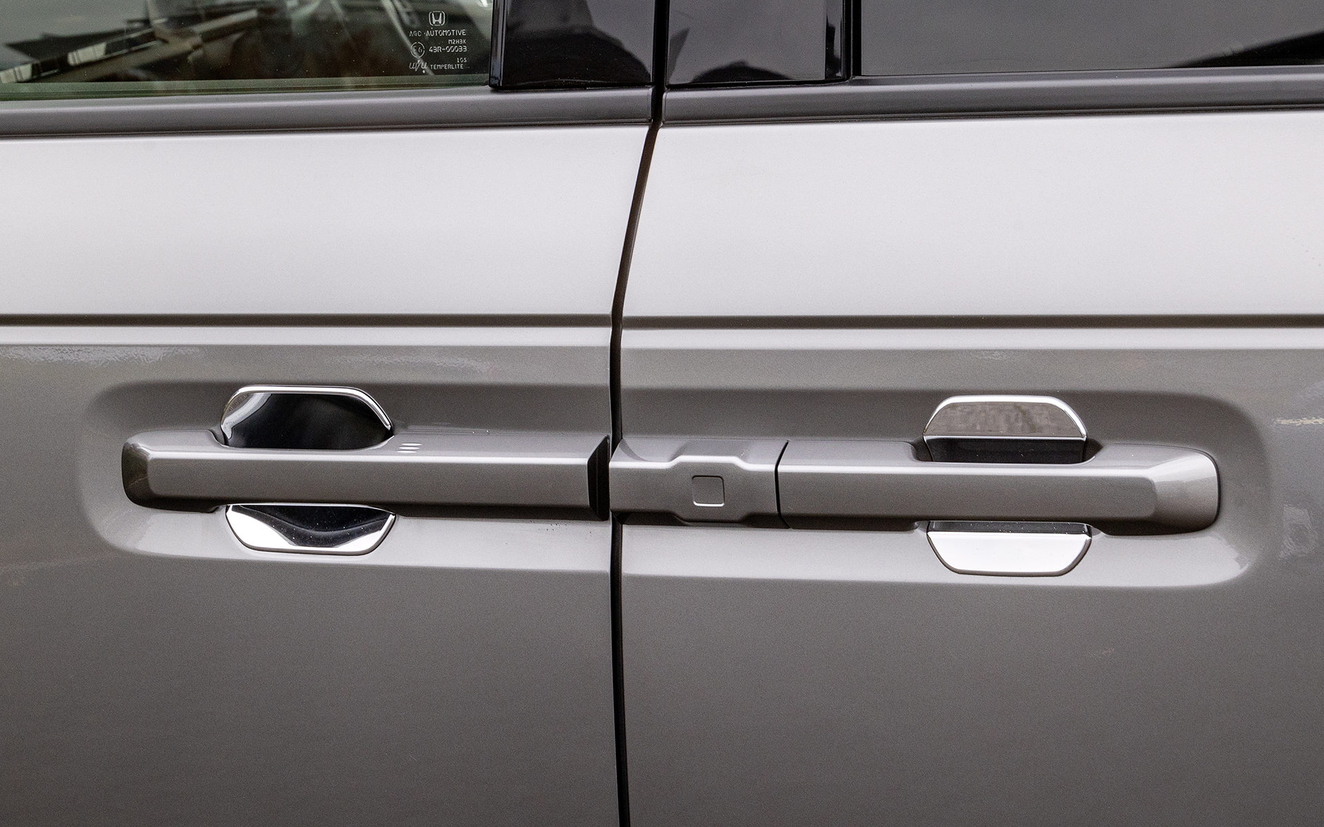 ドアハンドルプロテクションカバー。フロント、リアセットで価格は1万1000円