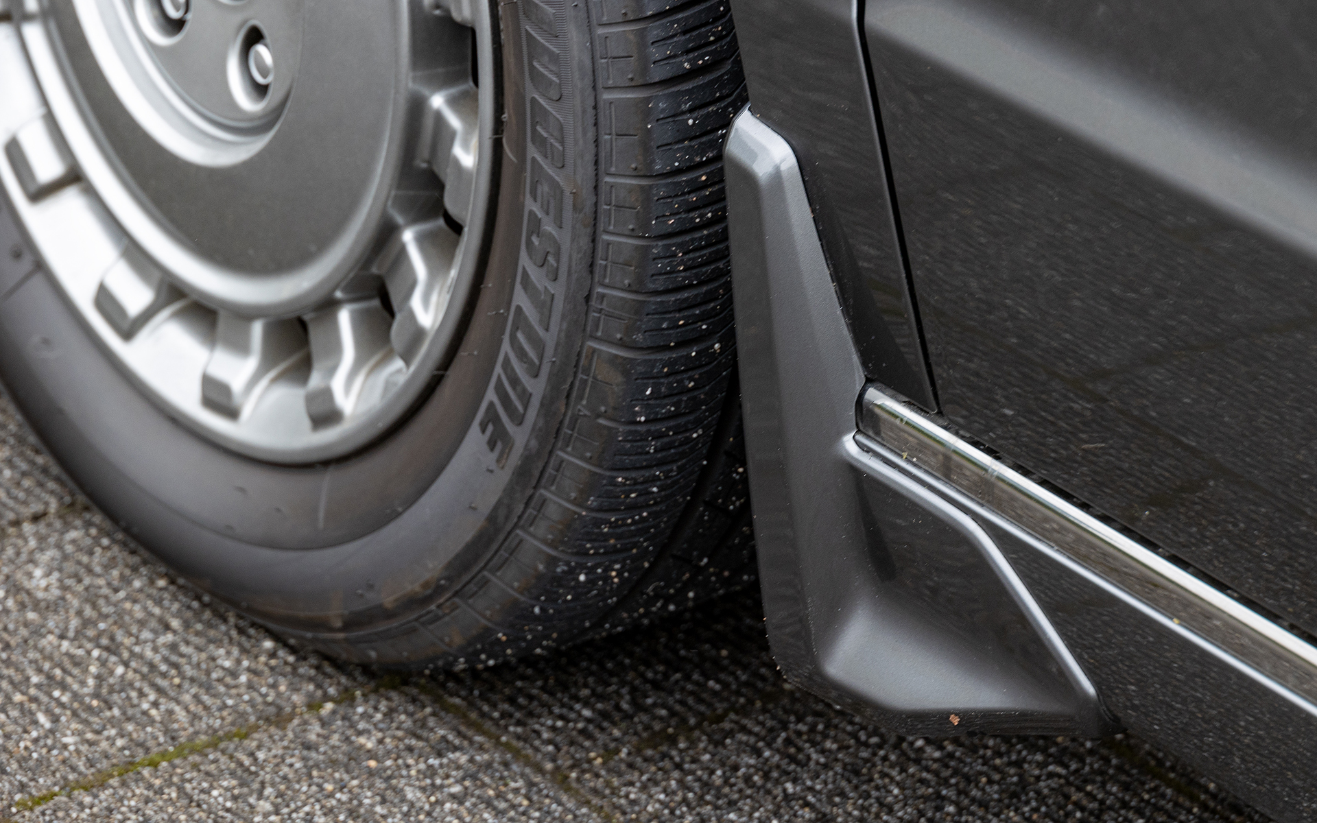 雨天走行や未舗装路走行時にボディの汚れを防ぐマッドガード。スパーダ専用の立体感ある形状。価格は2万3100円