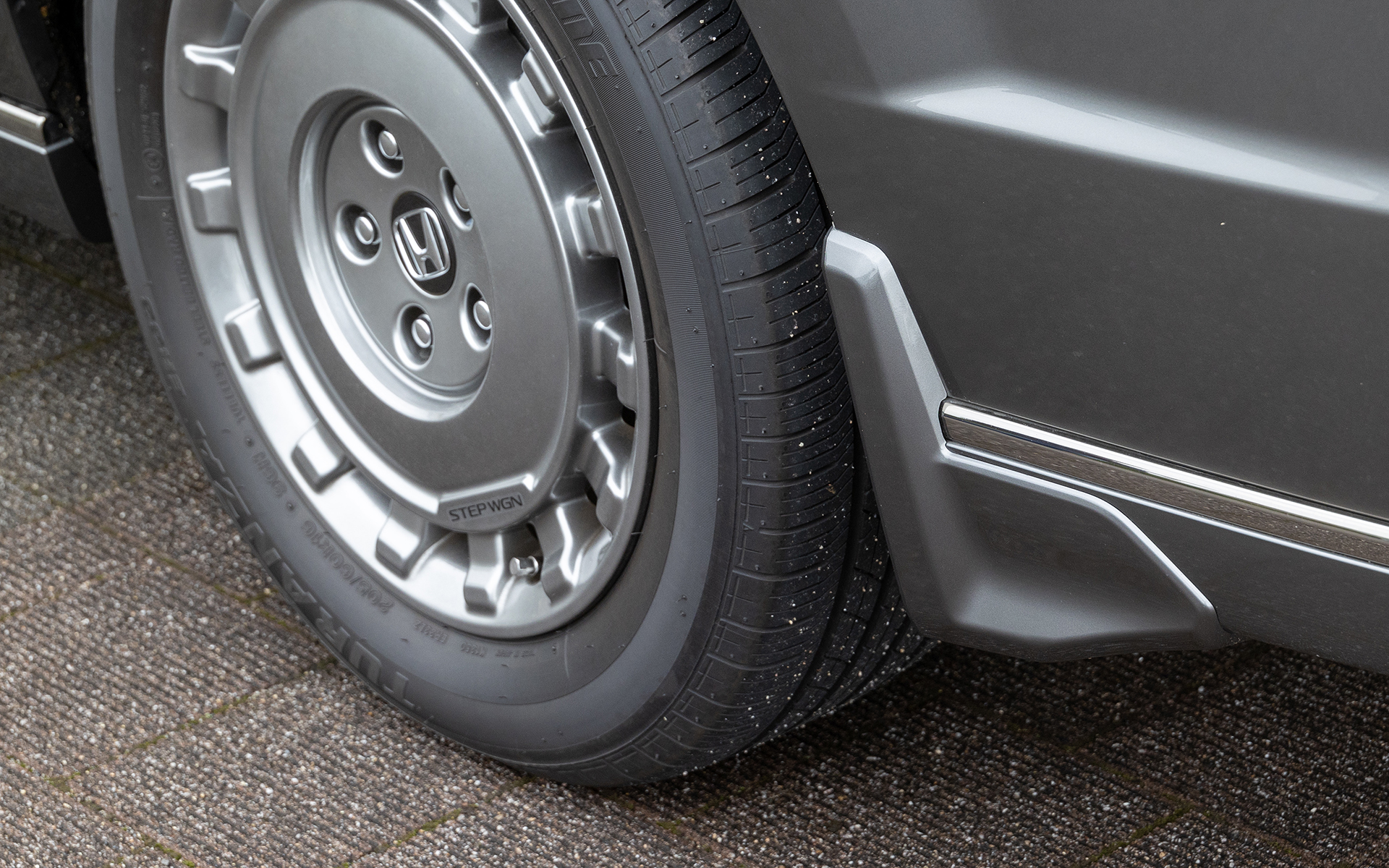 雨天走行や未舗装路走行時にボディの汚れを防ぐマッドガード。スパーダ専用の立体感ある形状。価格は2万3100円