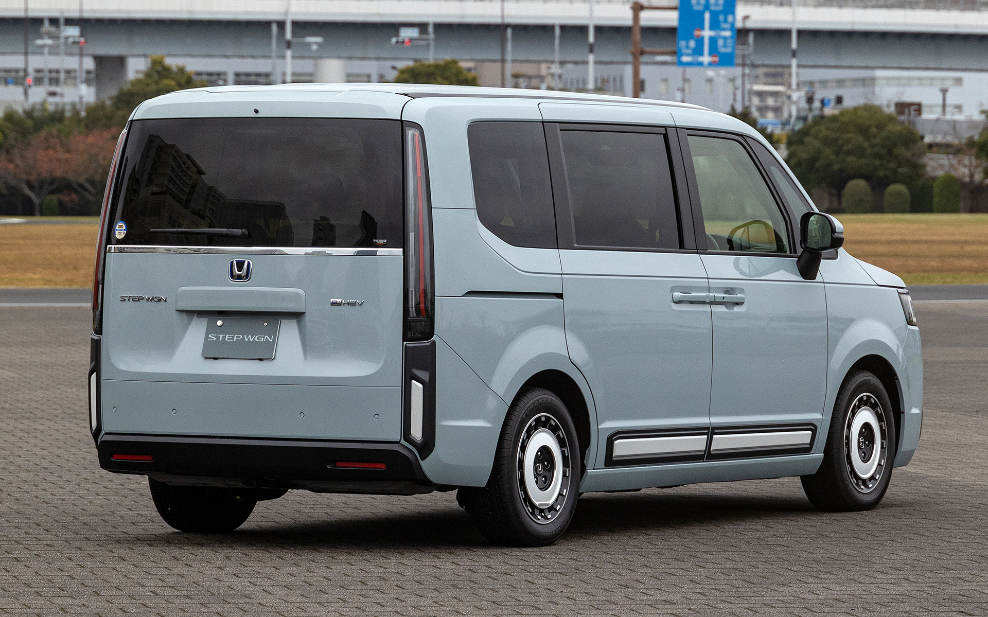 ステップワゴン エア。純正アクセサリー装着車