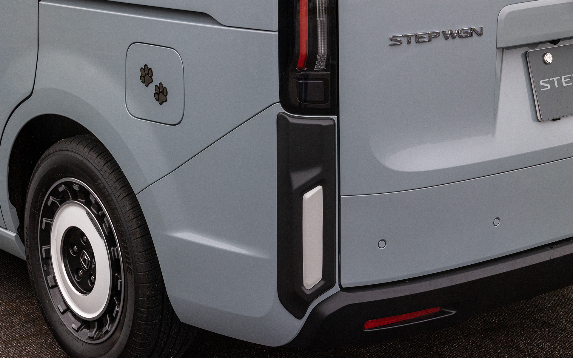 リアコーナーガーニッシュ。カラーはプラチナホワイト・パール×ガンメタ。左右セットで価格は2万9700円