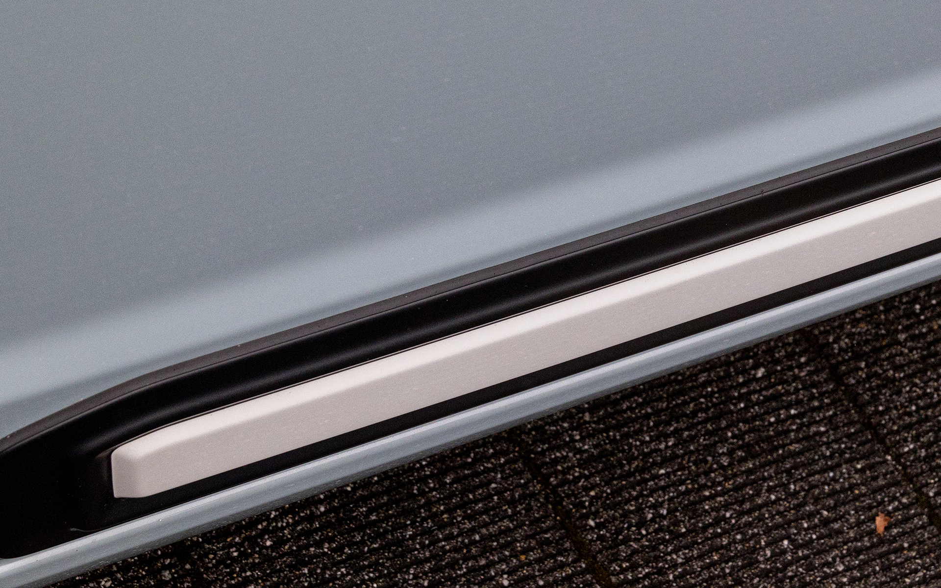 ボディサイドモールはしっかりした厚みがある作り