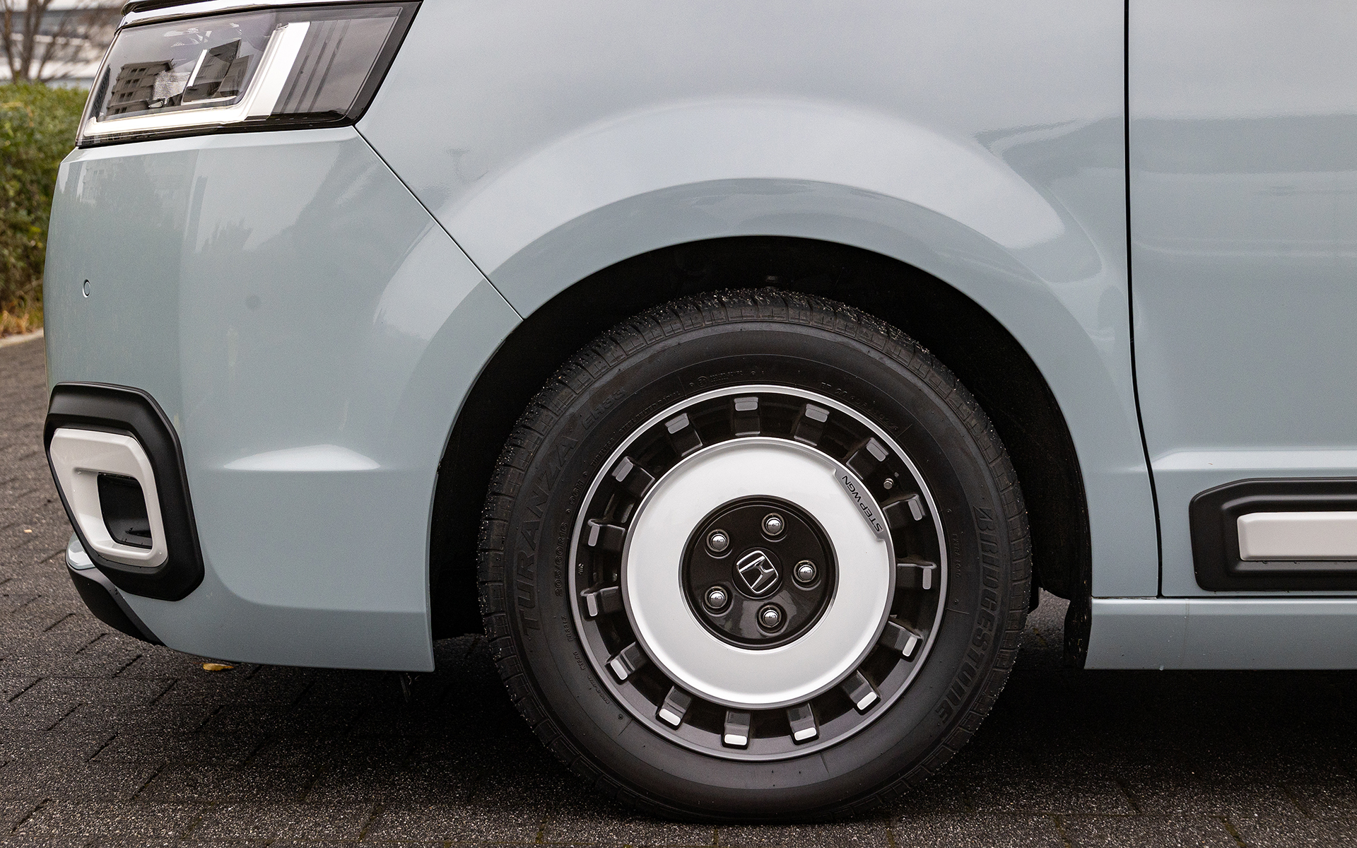 アルミホイール MS-046。16インチでカラーはマルチカラー塗装。価格は2万7500円/本