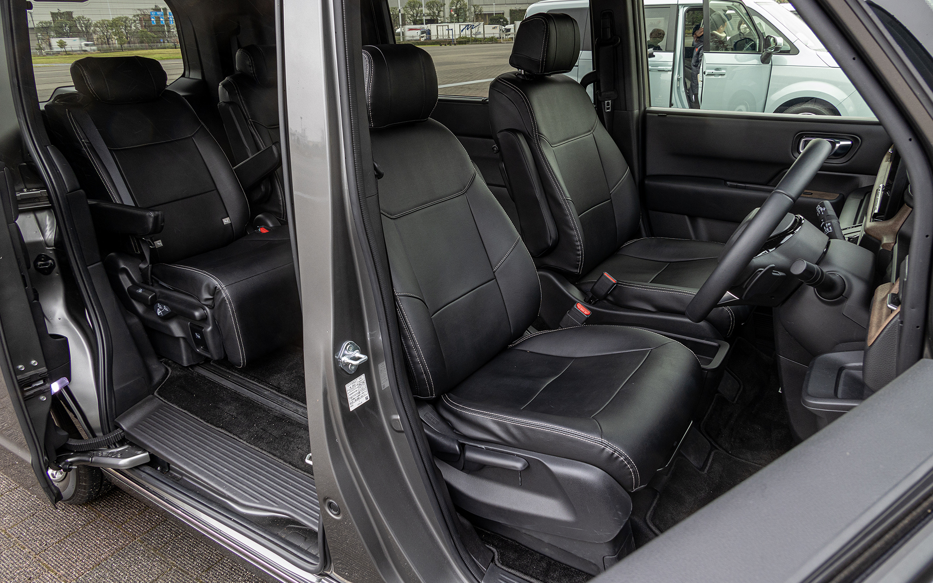 合皮製のシートカバー。1、2，3列目セット。スパーダ、エア用がある。また、2列目キャプテンシート用と6：4ベンチシート用があり、価格はすべて共通の8万3600円