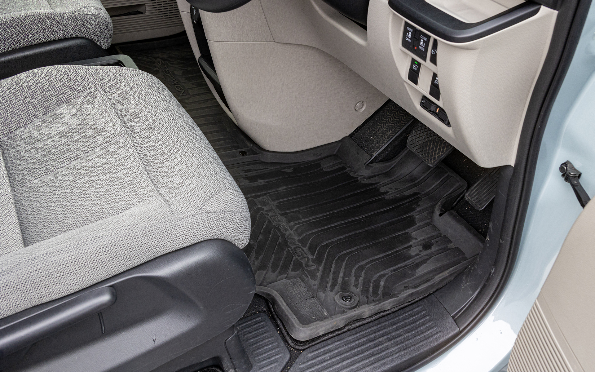 フロアカーペットマットに重ねて装着できるオールシーズンマット。アウトドアレジャー派には重宝するアイテム。価格はフロント用リア用ともに9900円