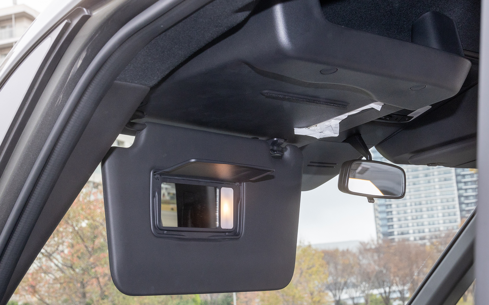 大型ルーフコンソール。価格は2万6400円。内装に合わせた色合いを用意している。ルーフコンソールにはティッシュボックスが収納でき、バイザーを下ろすとティッシュの取り出し口が設けてある。取り出し口は運手席と助手席と両方に配置