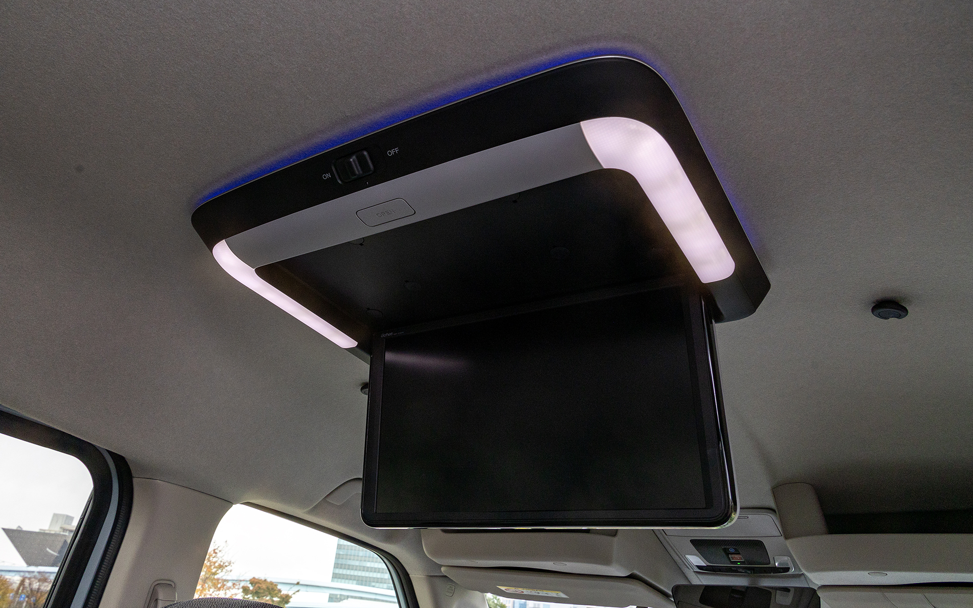 15.6インチ リア席モニター（VM-231FE）。価格は13万5300円