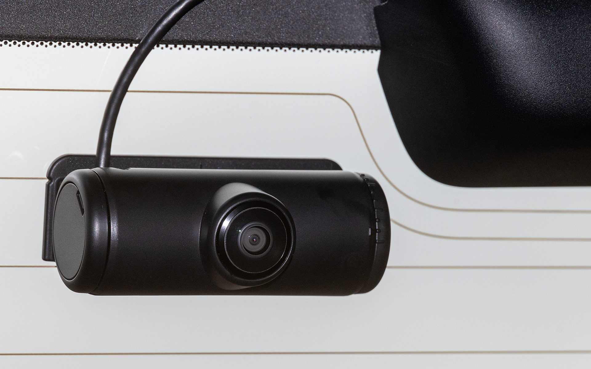 リアカメラは車両後方と車内および車両サイドまで撮影できる