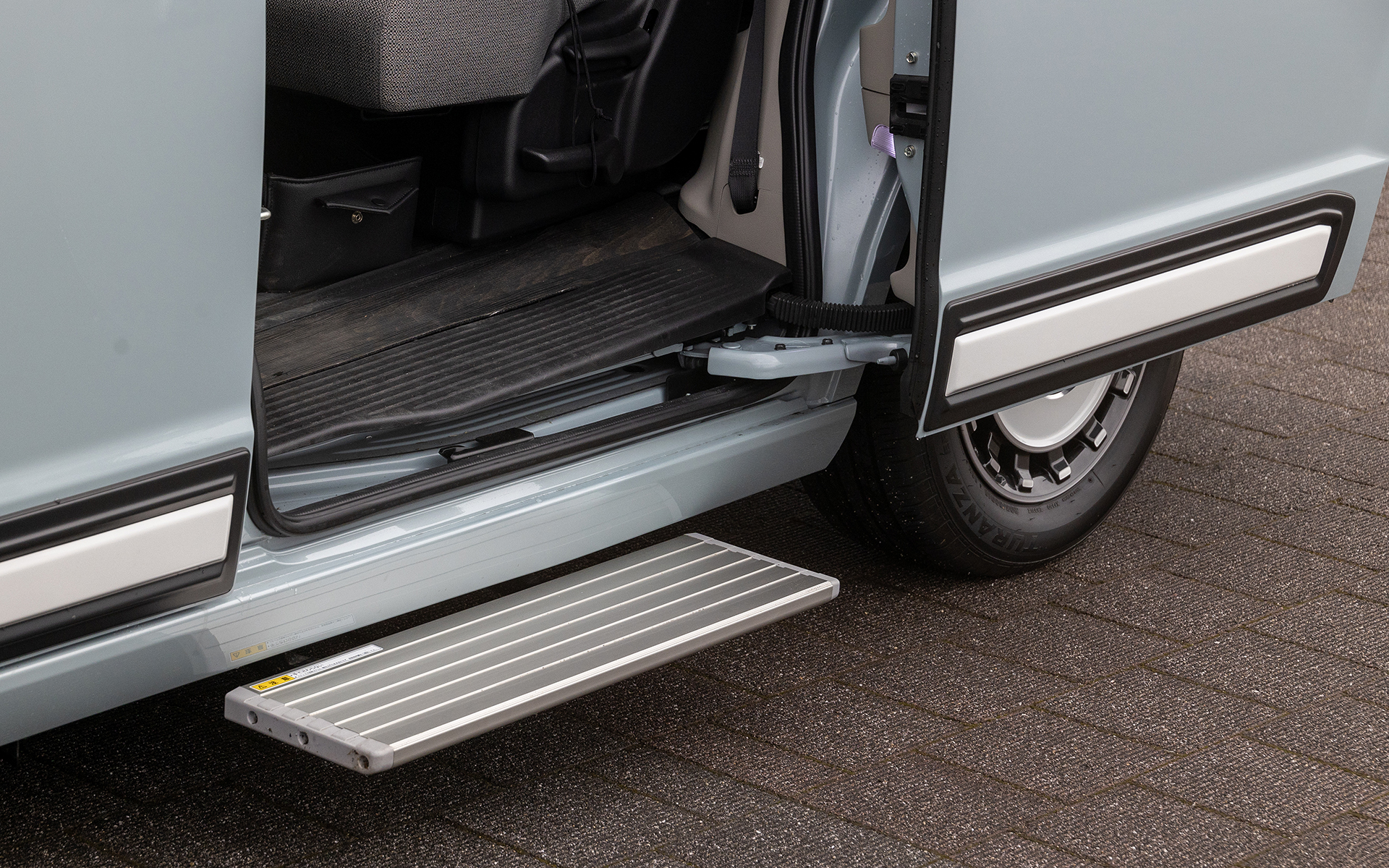 オートサイドステップ（左ドア専用）の価格は20万6800円