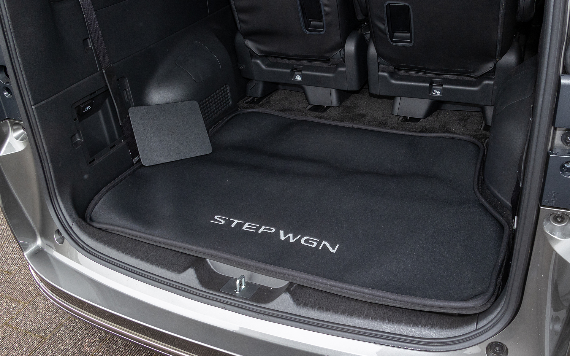 ラゲッジトレーは2種類あり、写真は柔らかく軽い素材を使ったラゲッジソフトトレー。ステップワゴンスパーダとエア共用で価格は1万3200円
