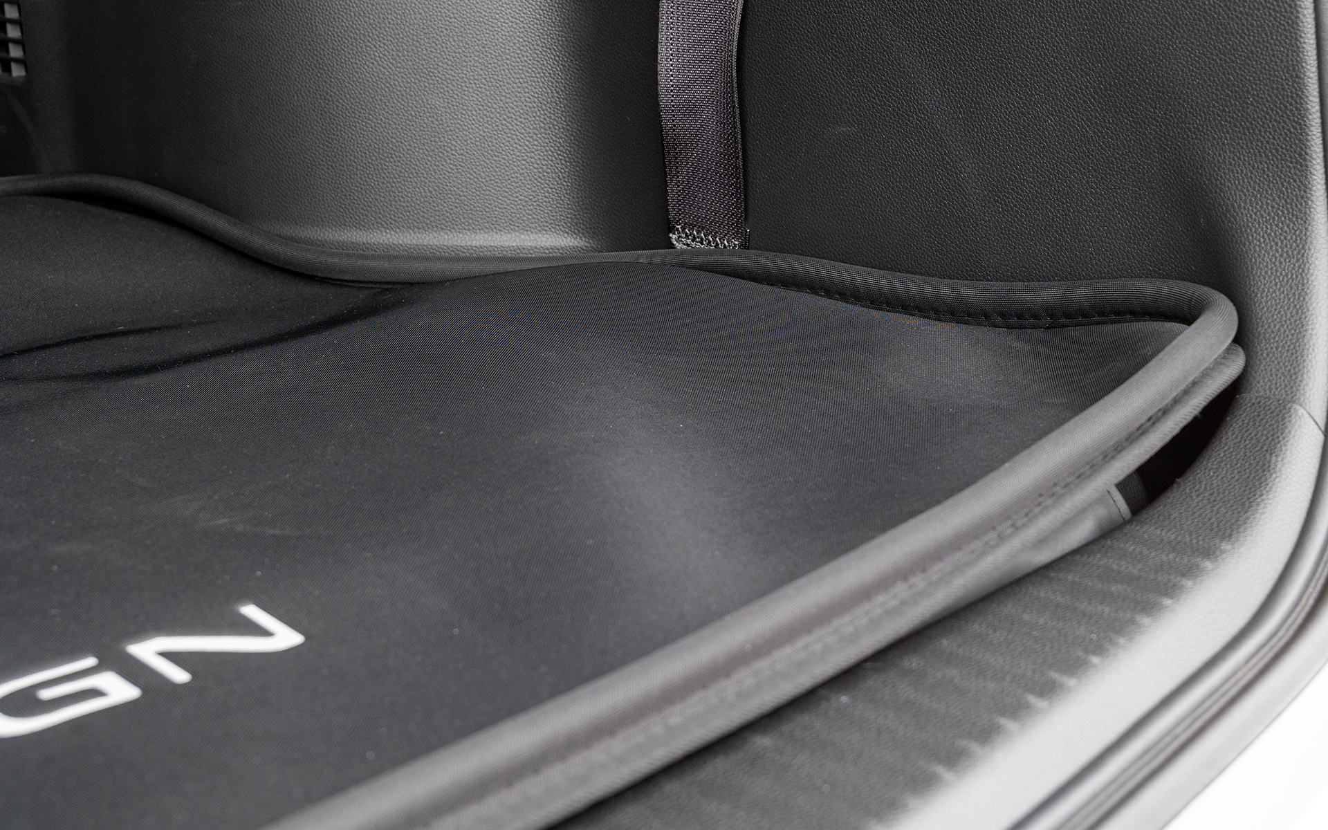 縁が高くなっているので積載する荷物に付いた埃などがこぼれ落ちにくくなっている