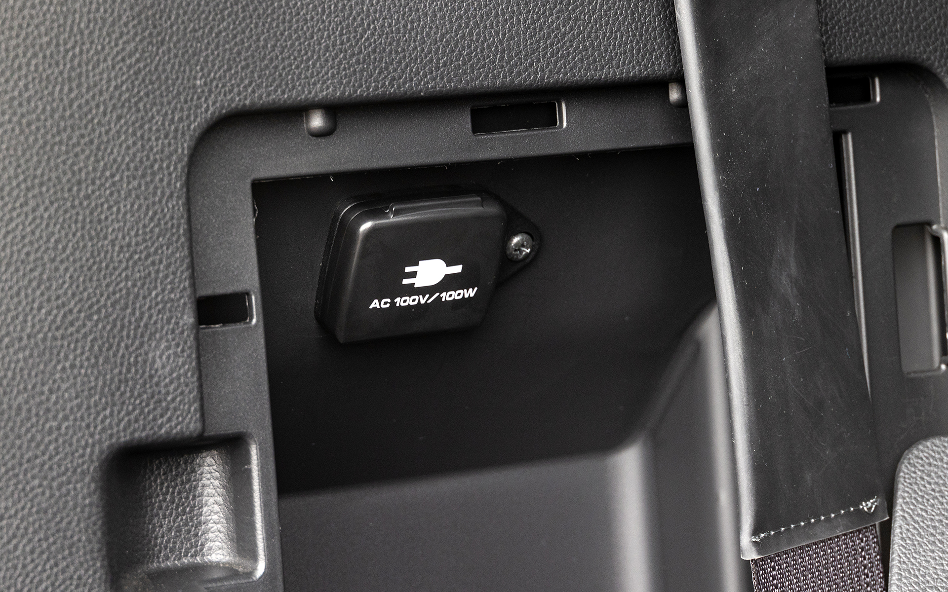 ラゲッジルームの左サイドに装着するACコンセント。100V/100W対応。全車対応で価格は1万9800円