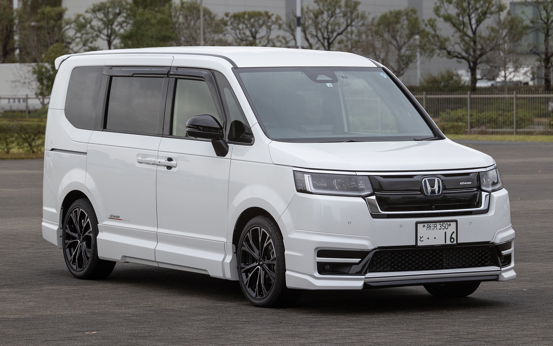 無限パーツを装着した新型ステップワゴン