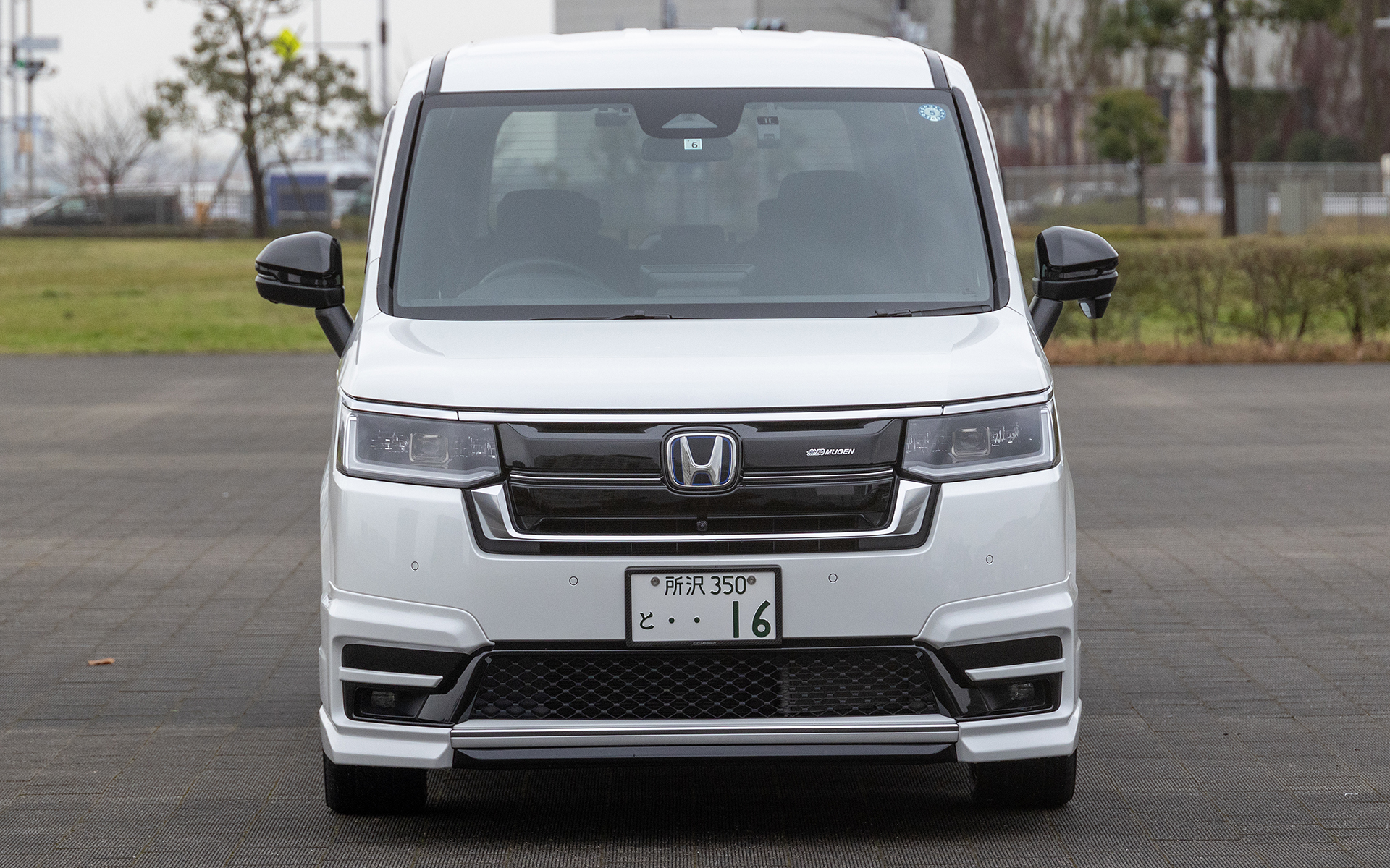 無限パーツを装着した新型ステップワゴン