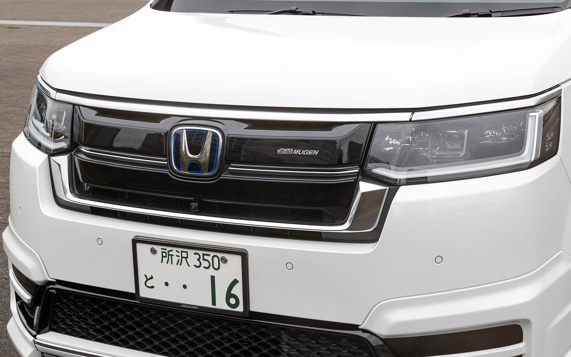 フロントグリルをブラックアウトするフロントグリルガーニッシュ。無限エンブレム付きで価格は4万9500円