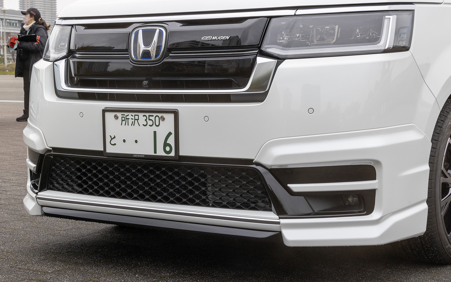 フロントアンダースポイラー。センター部と両サイドの3ピース構成で、装着時は標準フロントバンパーより約25mm低くなる。価格はカラード仕上げが9万3500円、未塗装が8万2500円