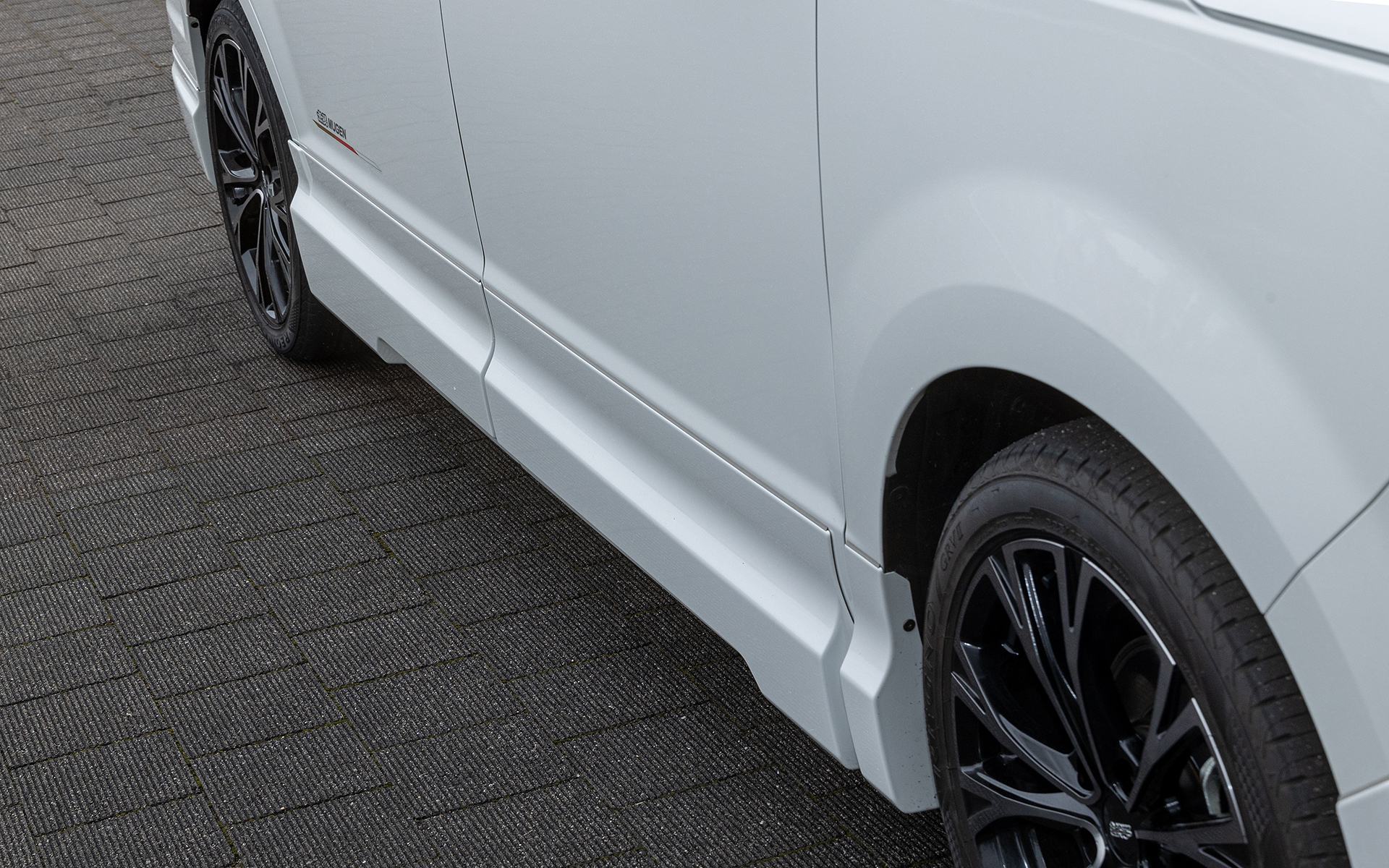 サイドガーニッシュ。保安基準適合ながらデザイン性によりワイド＆ローのスタイルになる。標準サイドスポイラーより約20mm低くなる。価格はカラード仕上げが13万2000円。未塗装が12万1000円