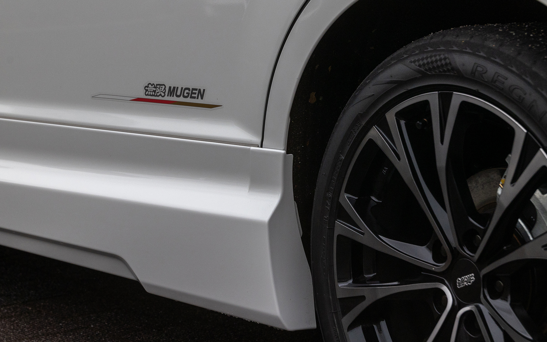 張り出しが大きく迫力がアップ。サイドに貼られるのはサイドデカール。無限ロゴと白、赤、金のコーポレートカラーのデザイン。価格は6600円