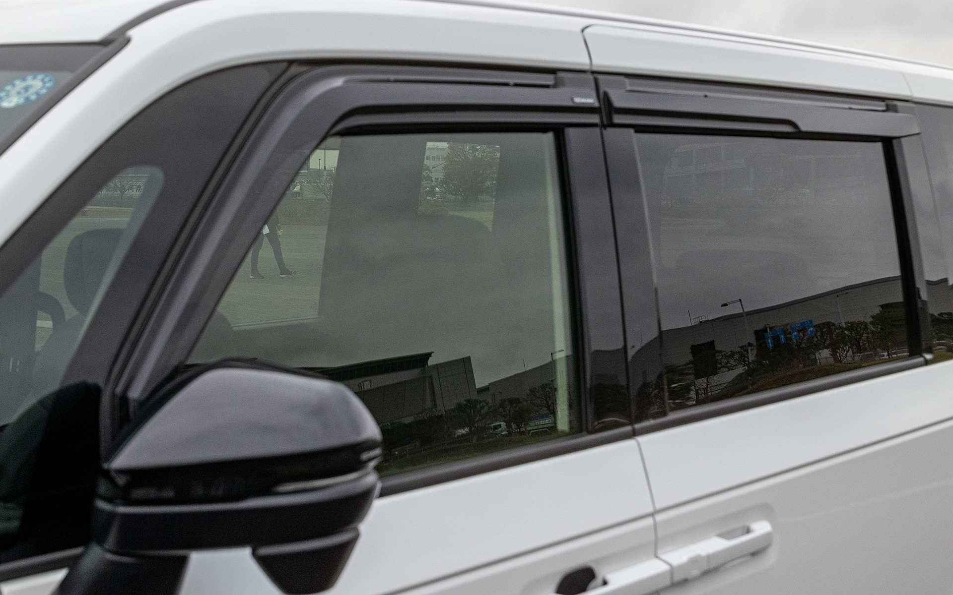 ベンチレーテッドバイザー。車内から排出される空気が走行時の風の流れによって逆流しないよう設計された形状。さらに走行風によって負圧を作ることで空気の排出を促進する。換気に気を使う時代にはぴったりのアイテム。価格は3万800円