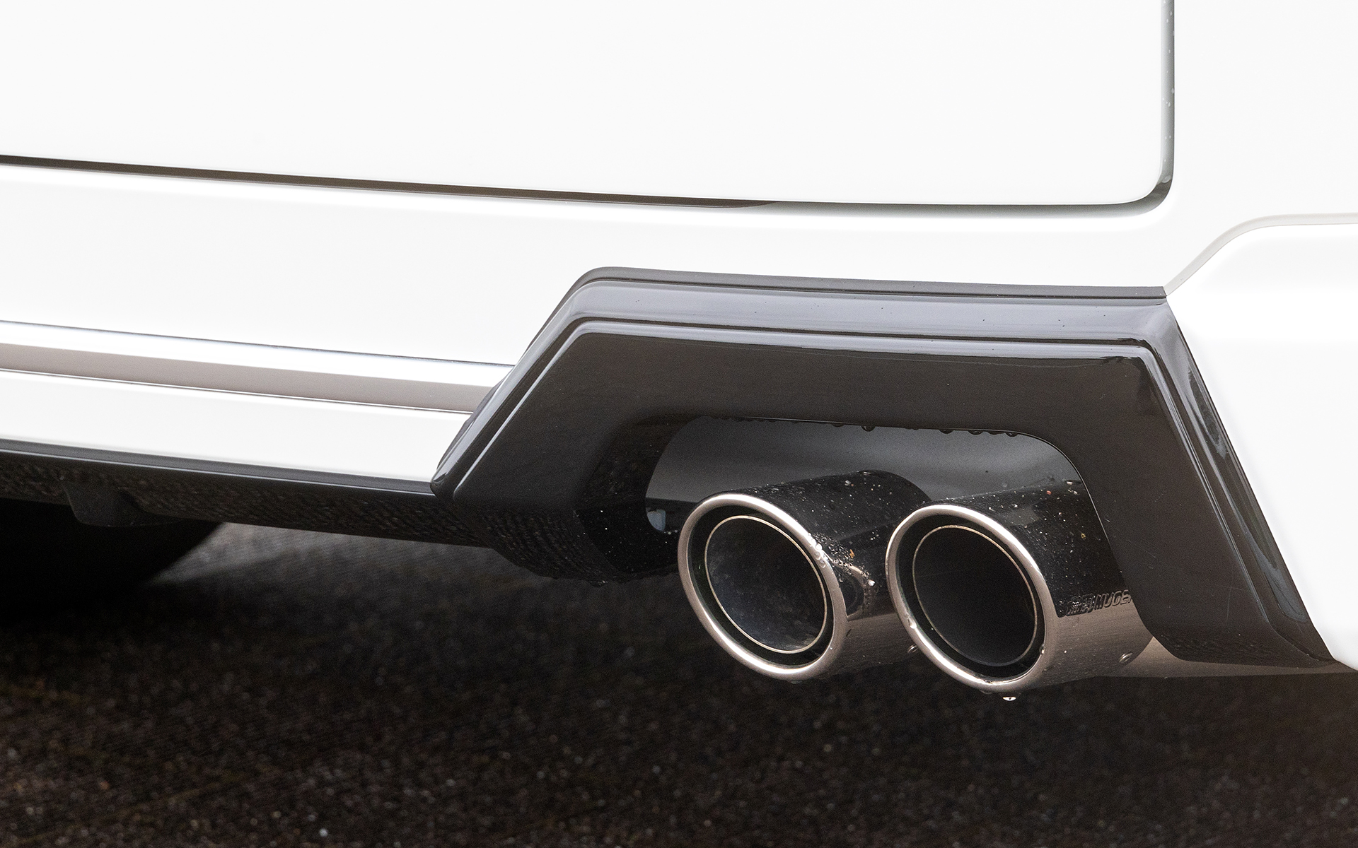 スポーツサイレンサー。材質はステンレスでテールは75φのデュアル。保安基準適合の交換用マフラー事前認証制度認定品。e:HEV用、ガソリン車用があり、価格はどちらも20万3500円