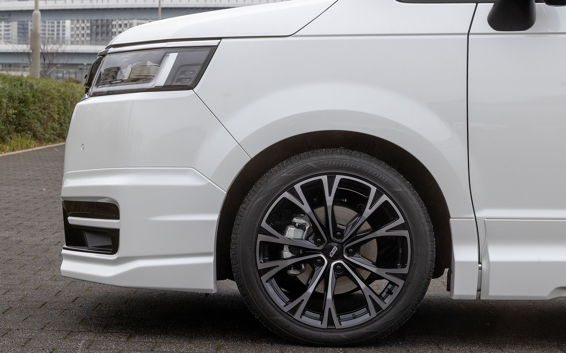 18インチアルミホイール MDW。サイズは18×7.5Jで装着タイヤは225/45R18。価格は5万2800円/本