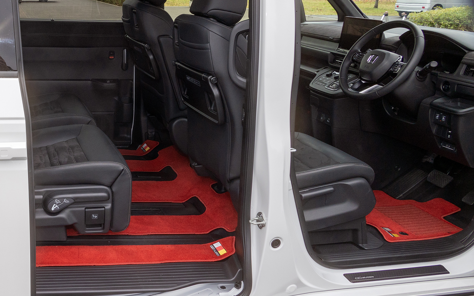 スポーツマット。カラーはレッドとブラック×レッドを用意。価格はレッドが5万9400円、ブラック×レッドが5万8300円