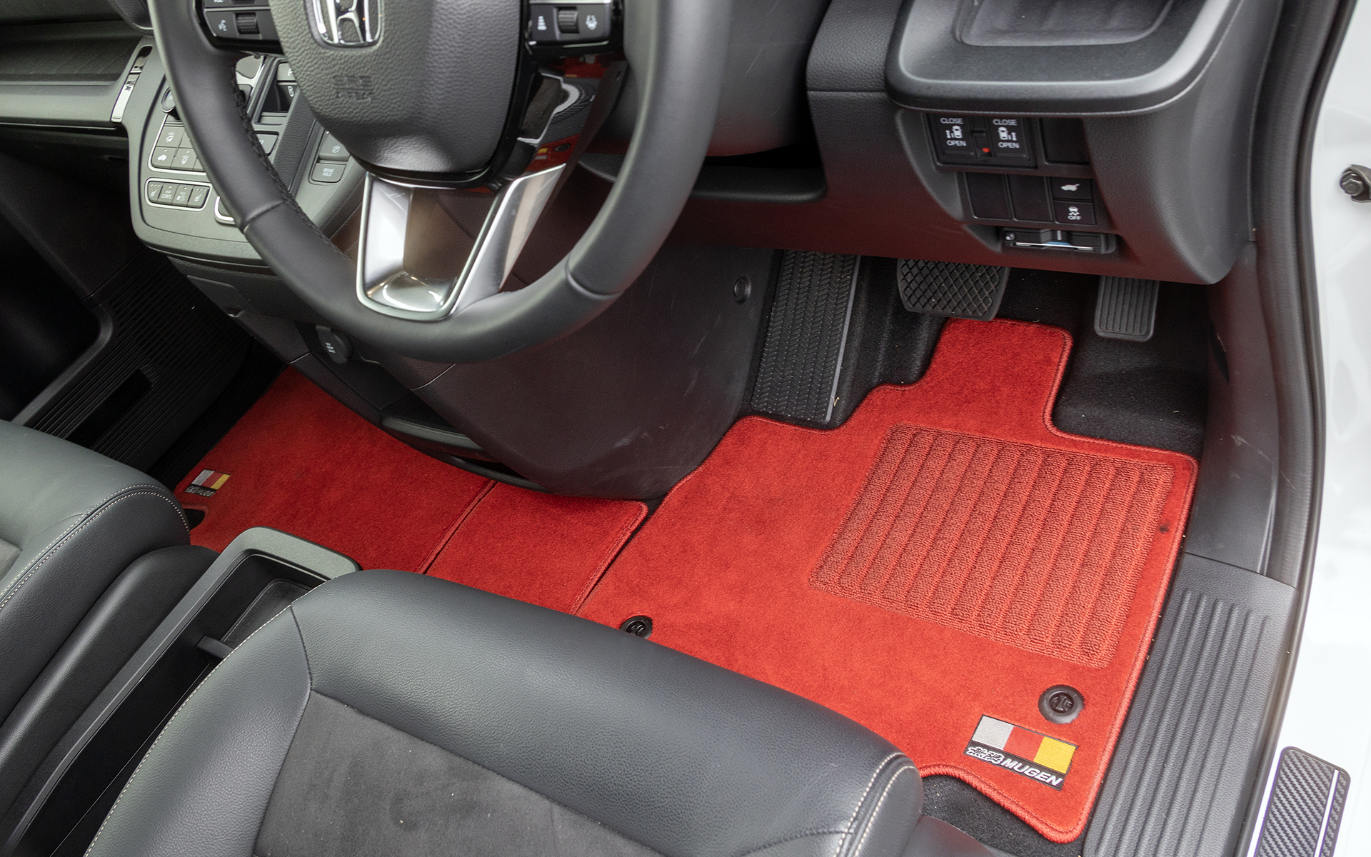 スポーツマット。カラーはレッドとブラック×レッドを用意。価格はレッドが5万9400円、ブラック×レッドが5万8300円