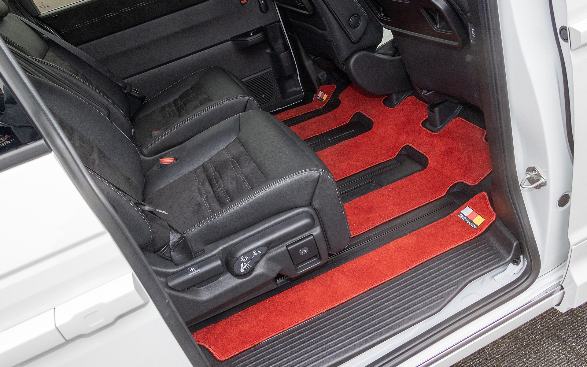 スポーツマット。カラーはレッドとブラック×レッドを用意。価格はレッドが5万9400円、ブラック×レッドが5万8300円