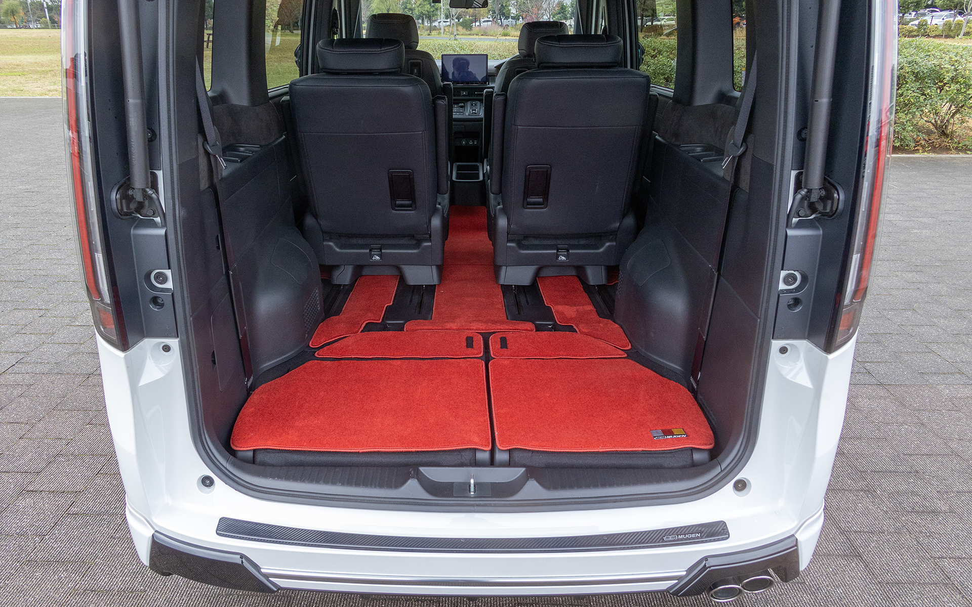 スポーツラゲッジマット。価格はレッドが2万6400円、ブラック×レッドが2万5300円