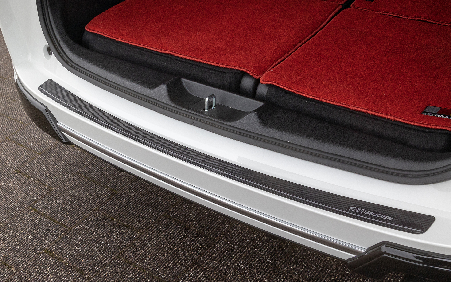 リアバンパーステップデカール。無限ロゴ入りカーボン調デザイン。価格は2万4200円