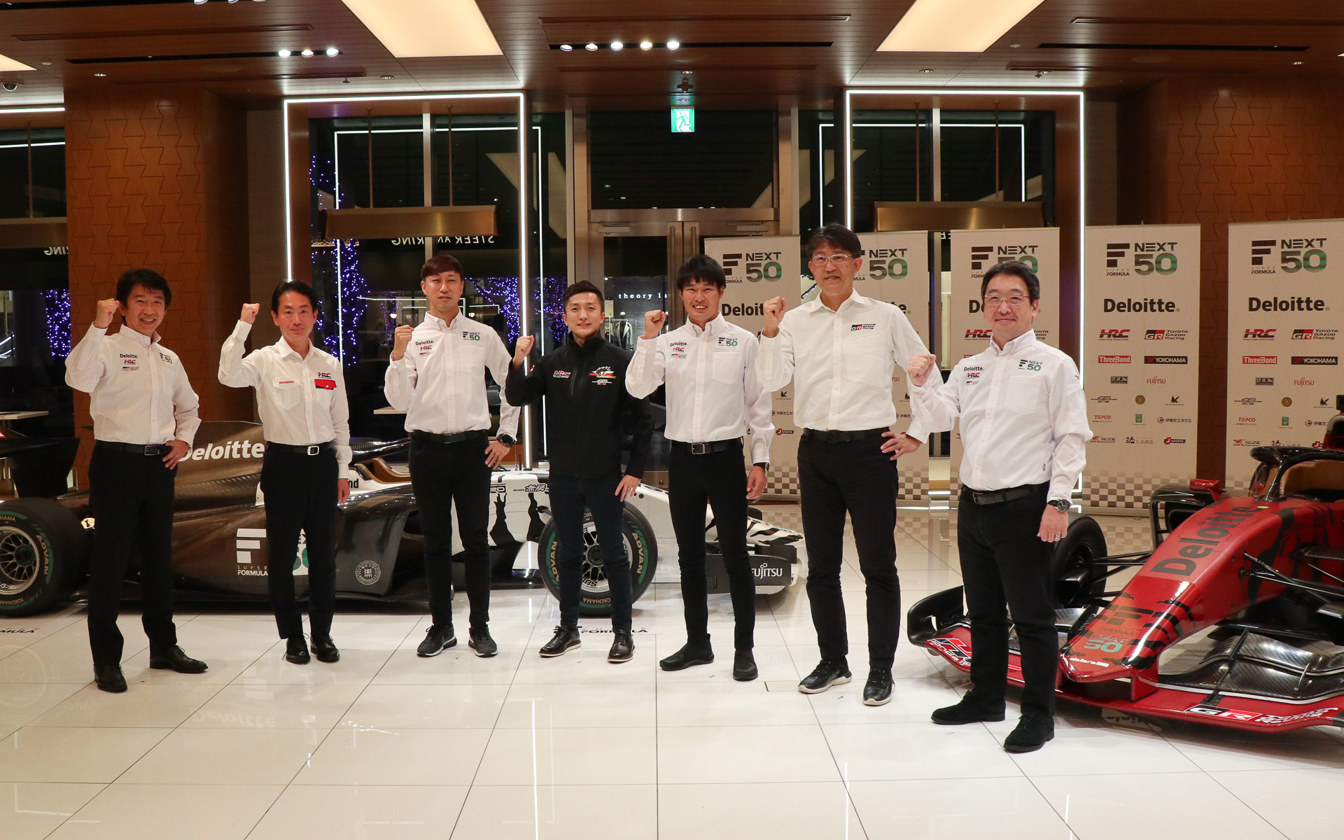左から株式会社日本レースプロモーション 代表取締役社長 上野禎久氏、株式会社ホンダ・レーシング 代表取締役社長 渡辺康治氏、カーボンニュートラル開発テスト車両“赤寅”テストドライバー石浦宏明選手、2022年全日本スーパーフォーミュラ選手権 シリーズチャンピオン 野尻智紀選手、カーボンニュートラル開発テスト車両“白寅”テストドライバー塚越広大選手、トヨタ自動車株式会社 執行役員 GAZOO Racing Company President 佐藤恒治氏、デロイト トーマツ ファイナンシャルアドバイザリー合同会社 エネルギーセクター リードパートナー 三木要氏