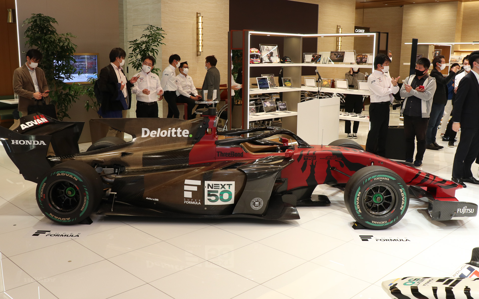 ボディサイズは5233×1900×960mm（全長×全幅×全高）で、ホイールベースは3115mm。車両重量は670kg以上と規定されている