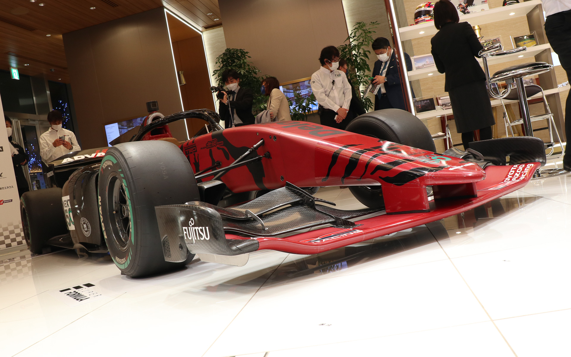 ボディサイズは5233×1900×960mm（全長×全幅×全高）で、ホイールベースは3115mm。車両重量は670kg以上と規定されている