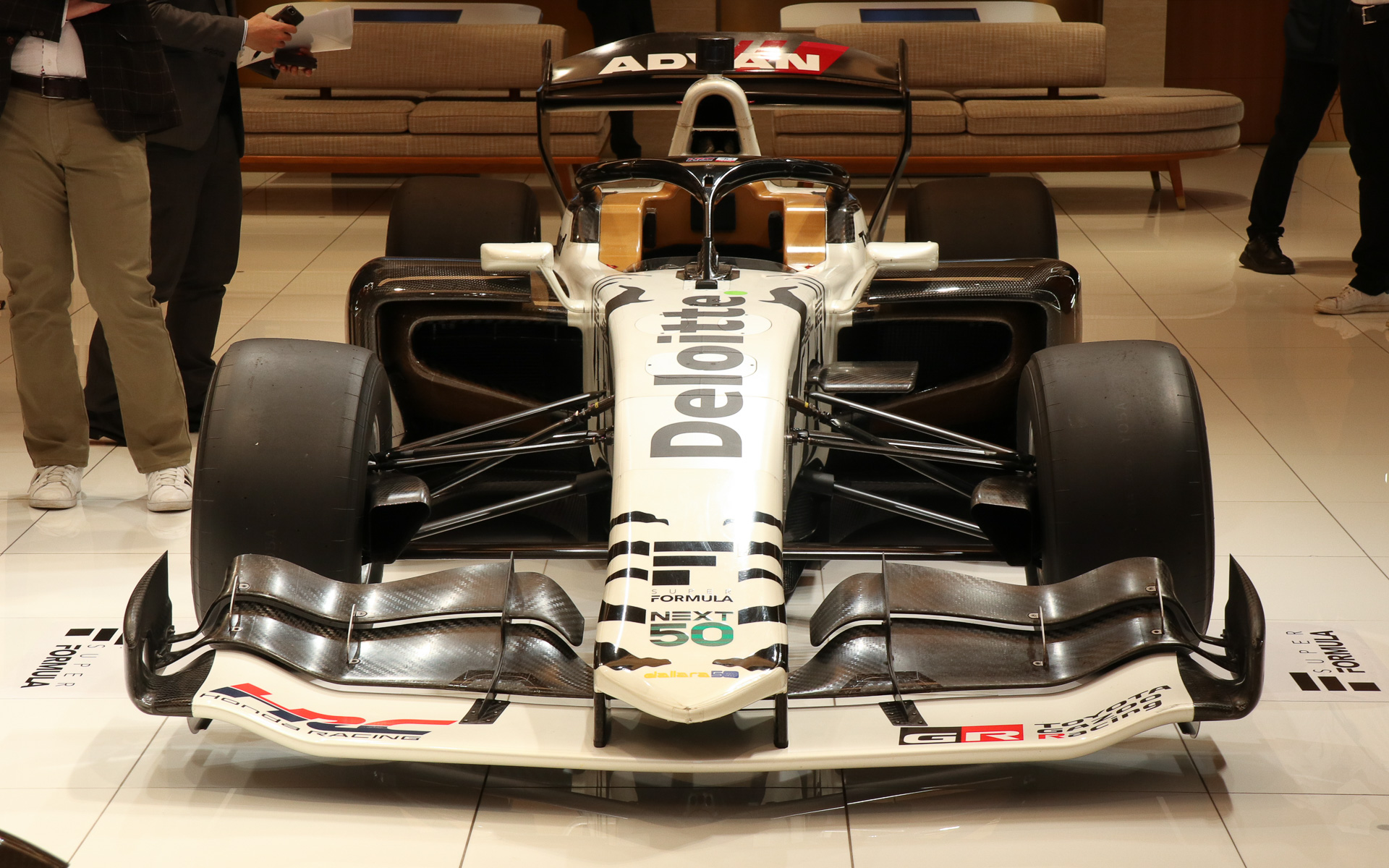 搭載するエンジンはこれまでと同じく「NRE」（Nippon Race Engine）と呼ばれる直列4気筒2.0リッター直噴ターボだが、「内燃機関でやっているレースとしてエンジンサウンドにもこだわった」と、耳でも楽しめるレースマシンに仕立てられている