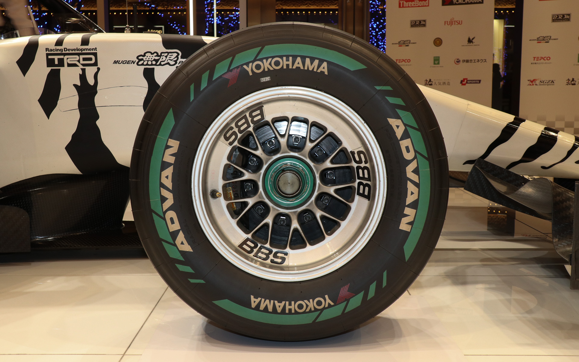 横浜ゴムが開発した「カーボンニュートラル対応レーシングタイヤ」を採用。今後もさらなる研究を重ね、再生可能原料比率をさらに高めていく予定