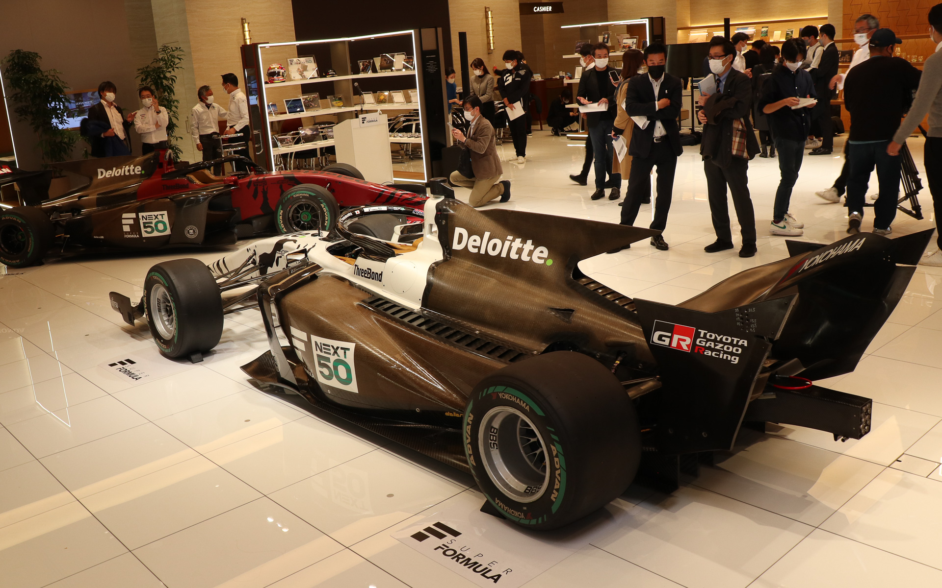 “白寅”と“赤寅”を実車展示