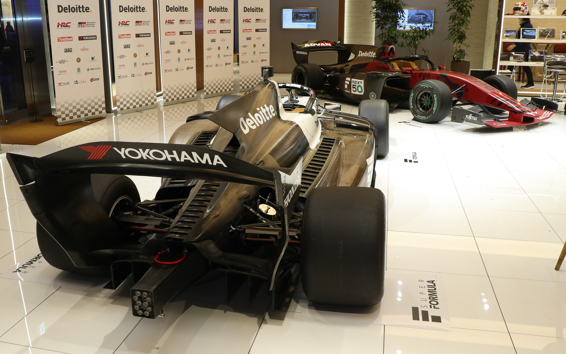 レクサスの施設にホンダのマシンが置かれているこの状況を、GAZOO Racing Companyの佐藤氏は「現在の業界の状態が伝わる光景。“アリ”ですね！」と歓迎した