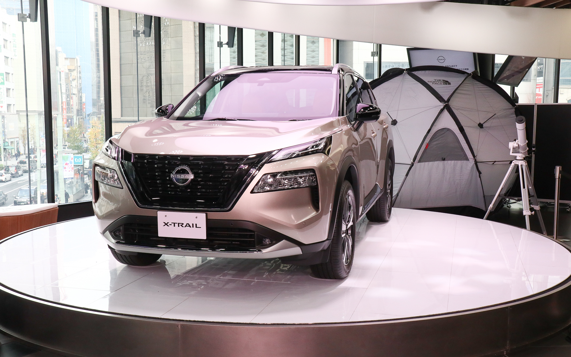 日産エクストレイルと後方にあるのは「MOON-TRAIL TOURISM」で使用するテントとVixen社製天体望遠鏡。なお、ツアー応募者のなかから7名にもVixen社製天体望遠鏡がプレゼントされる