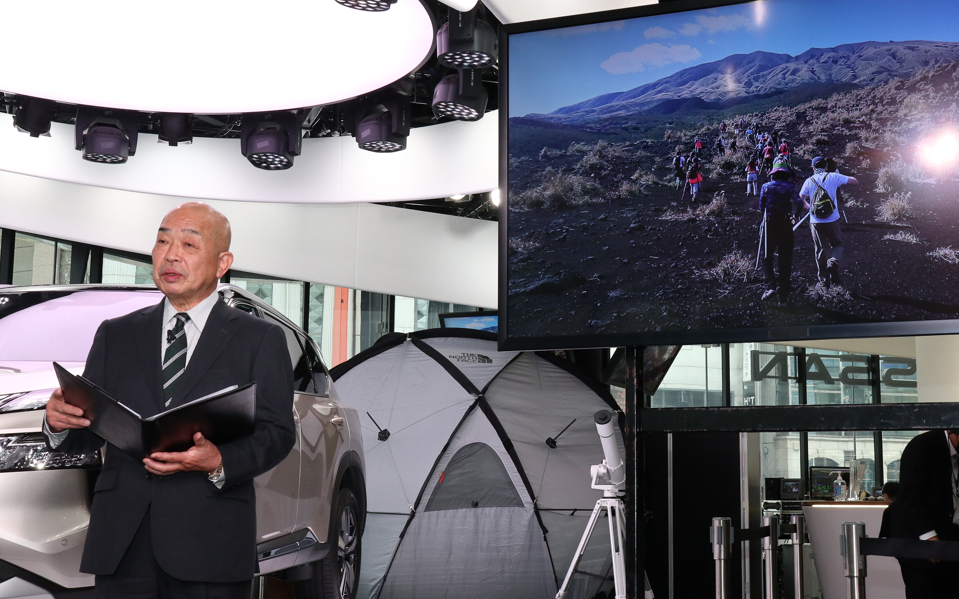 「MOON-TRAIL TOURISM」の説明をする三宅村副村長の吉田稔彦氏