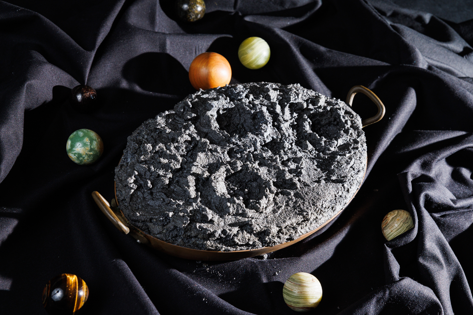 「MOON-TRAIL TOURISM」のディナーのひとつ、クレーターをイメージした三宅島特産のキンメダイの塩釜焼き