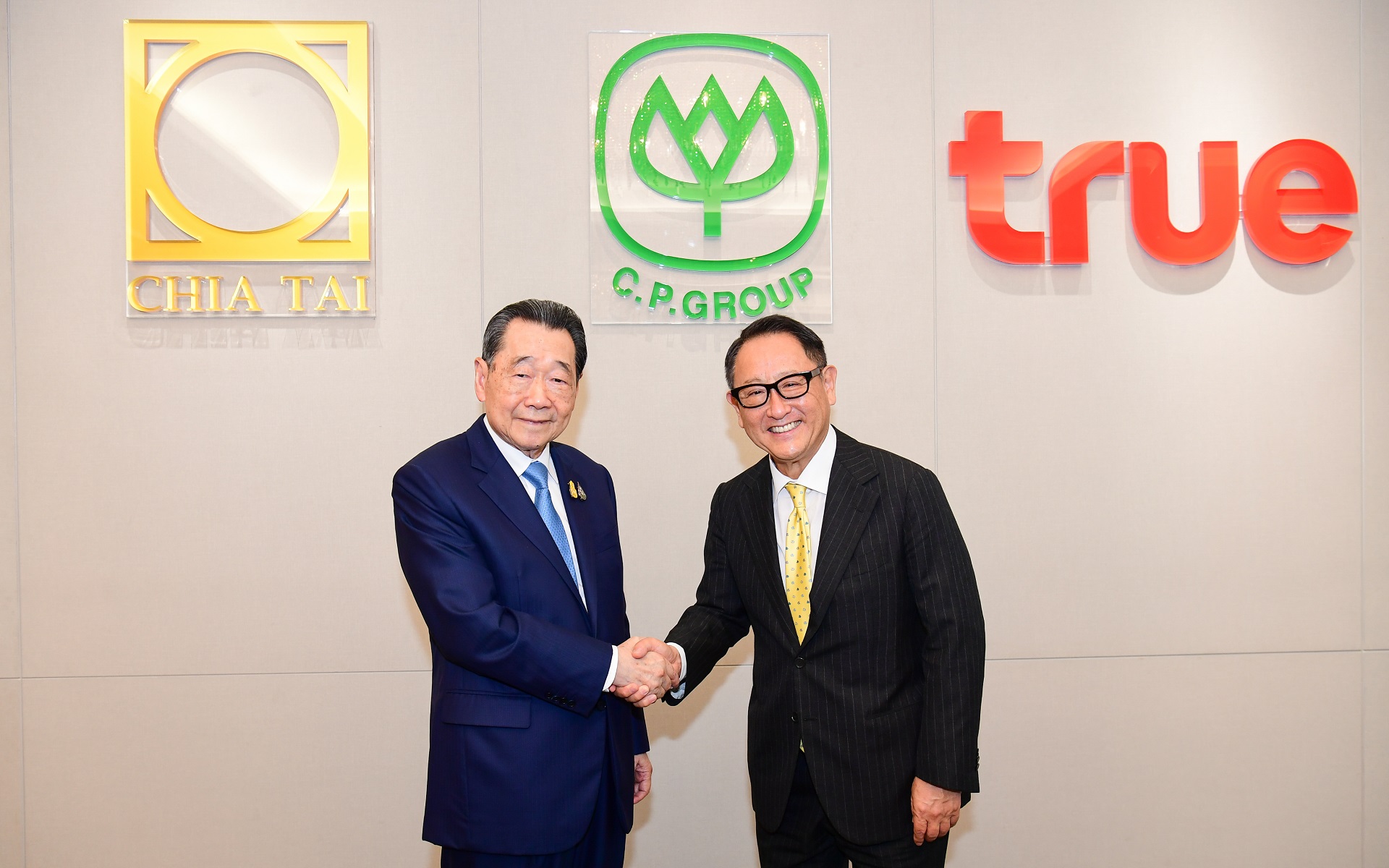 CP上級会長のDhanin Chearavanont氏とトヨタ自動車の豊田章男社長